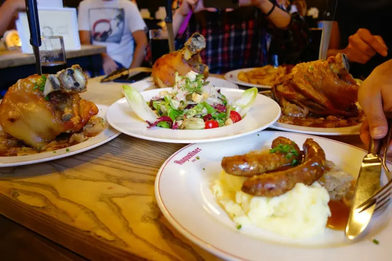 Plat de brasserie généreux servi à table