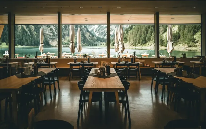 Terrasse de restaurant ouverte sur la nature